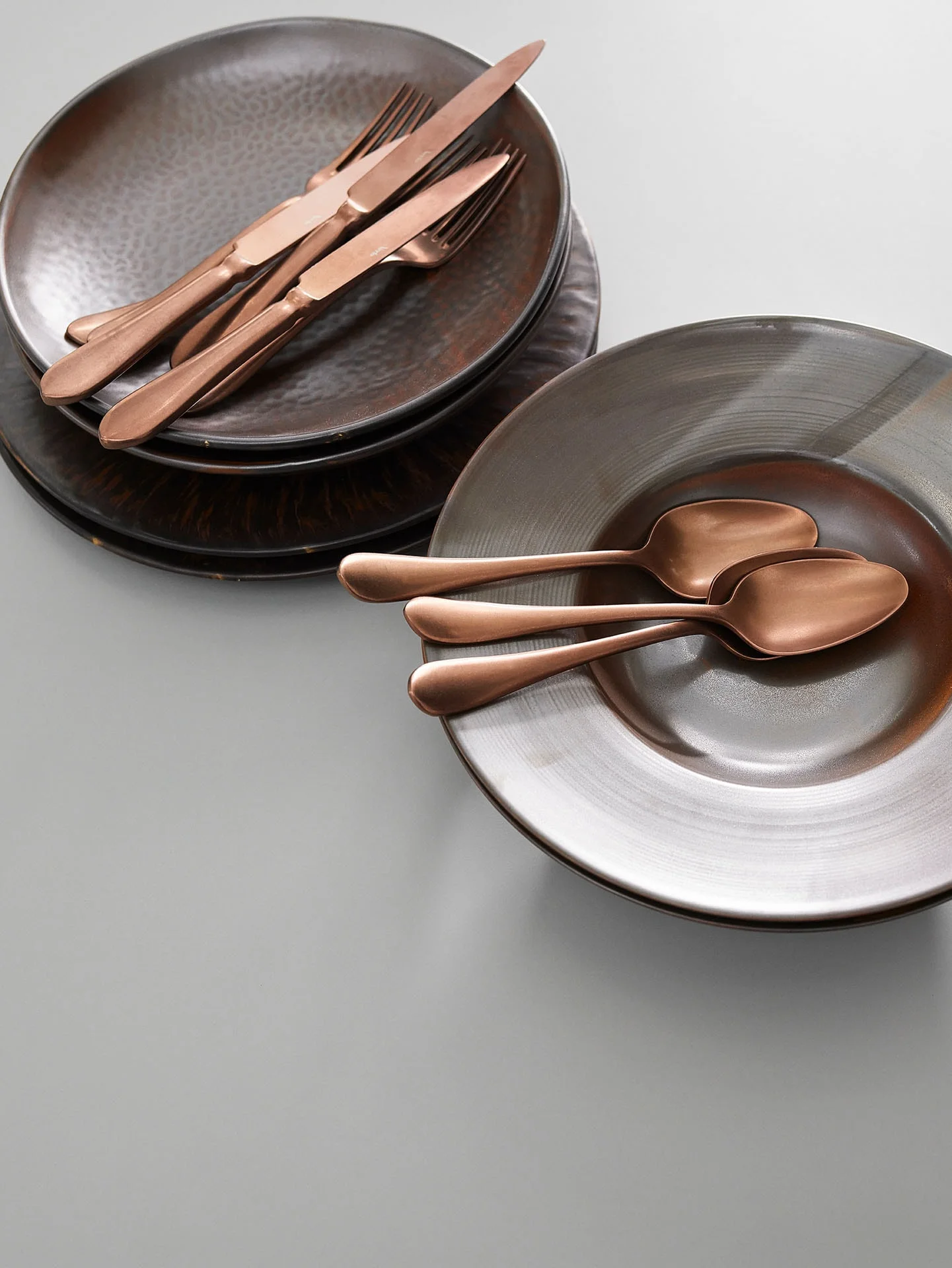 Elegancka zastawa w ciemnych kolorach